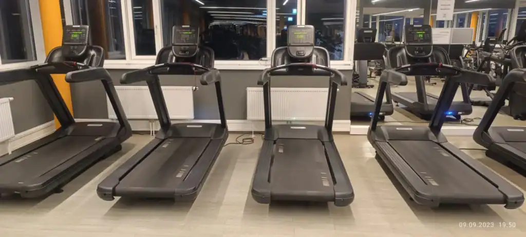 Loopbandonderhoud en schoonmaak in fitnessstudio