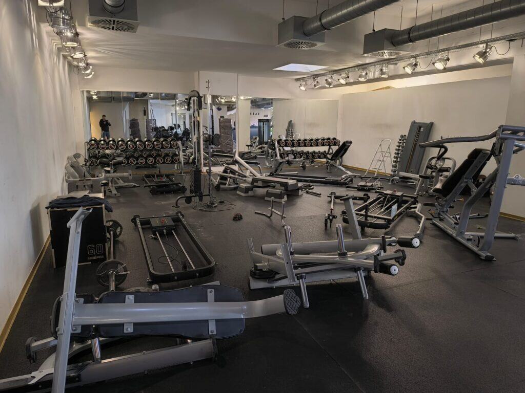 Montage van fitnessapparatuur door een monteur op locatie bij de klant
