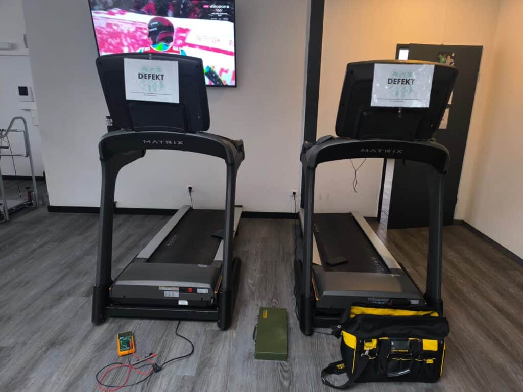 Diagnose en reparatie van twee Matrix loopbanden met storing in fitnessstudio