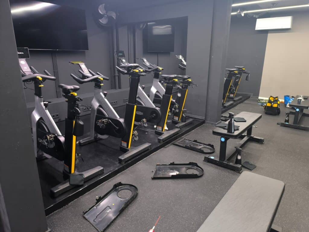 Reparatie en onderhoud van Technogym spinbikes in een fitnessruimte